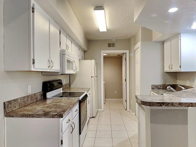 Foto del edificio - 725 Crest Pines Dr
