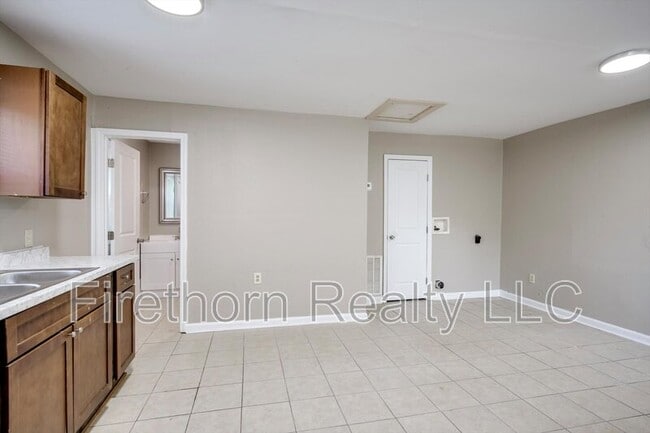 Foto del edificio - 2719 Meadowbrook Dr