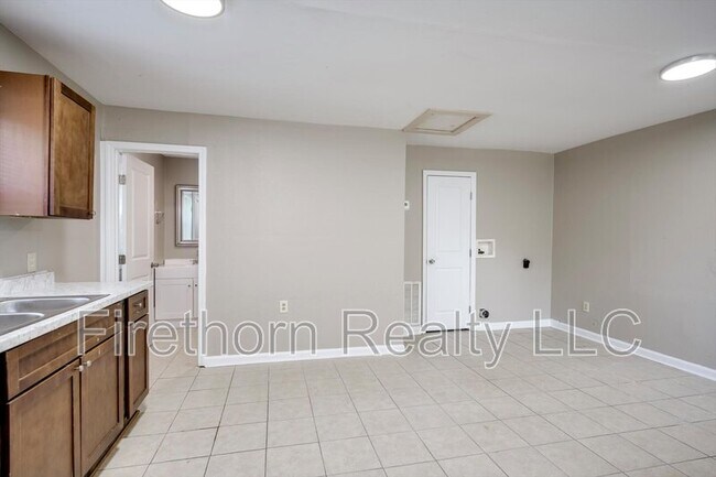 Foto del edificio - 2719B Meadowbrook Dr