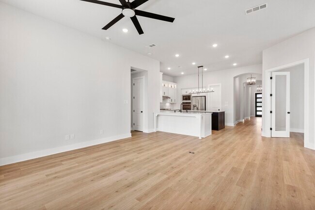 Building Photo - 415 N Hillary Step Pl