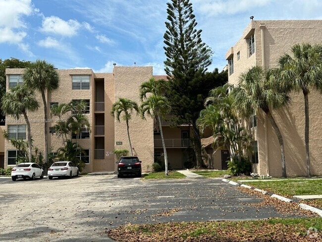 Building Photo - 9410 Live Oak Pl