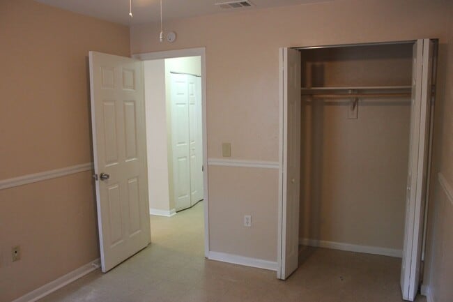 Building Photo - 2 bedroom 1 Bathroom in Tower Oaks