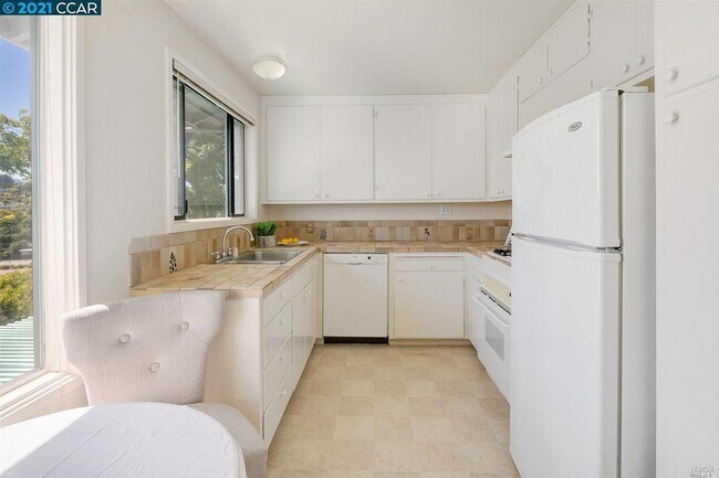 Building Photo - 532 Virginia Dr