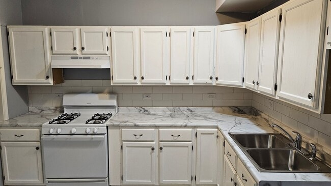 Building Photo - 4730 N St Louis Ave