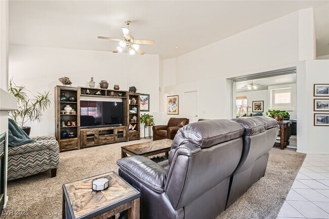 Foto del edificio - 7515 Splashing Rock Dr