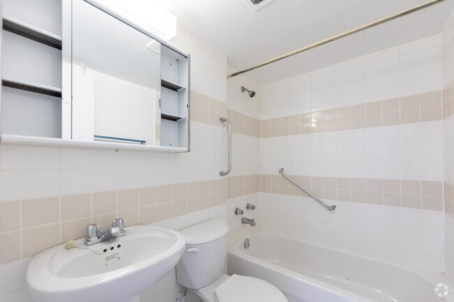 1BR, 1BA - Bathroom - 260 Wellesley St E