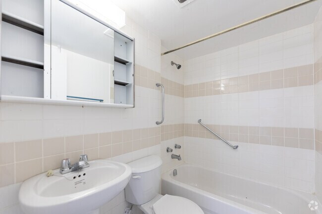 1BR, 1BA - Salle de bain - 260 Wellesley St E