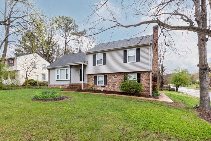 Foto principal - Beautiful Quad-level 4/5 bedroom, 2.5 bath...