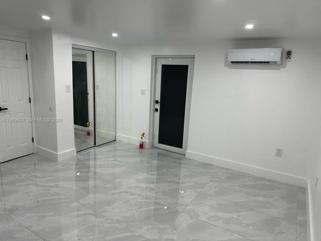 Building Photo - 770 SE 4th Pl