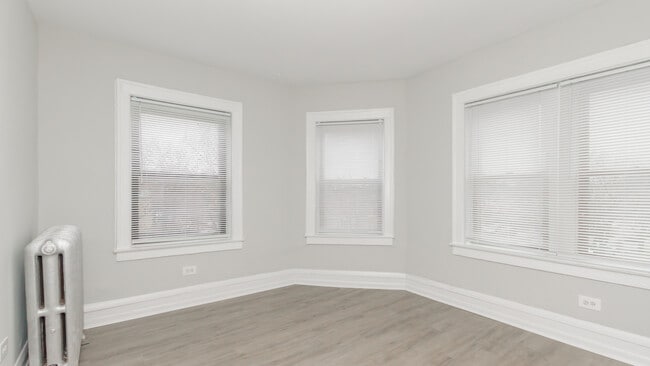 Foto del edificio - 2724 W Rosemont Ave