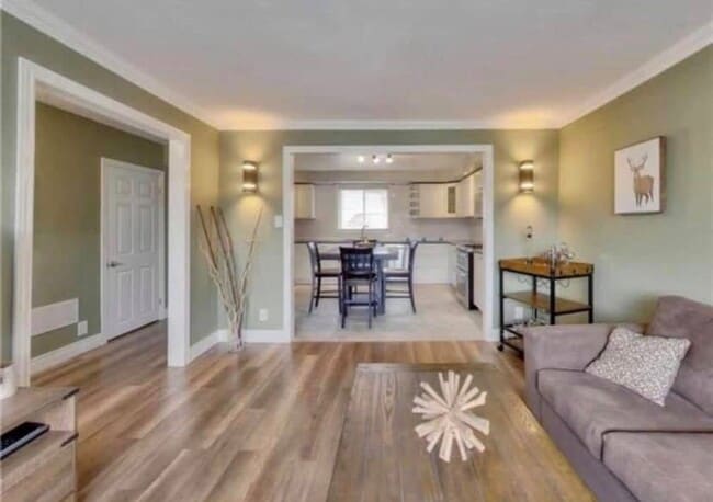 Building Photo - 221 Maplegrove Av