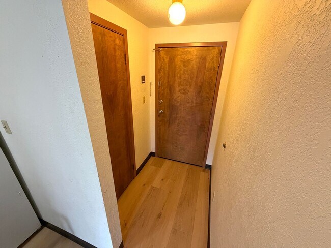 Foto del edificio - 106 E Broadway St