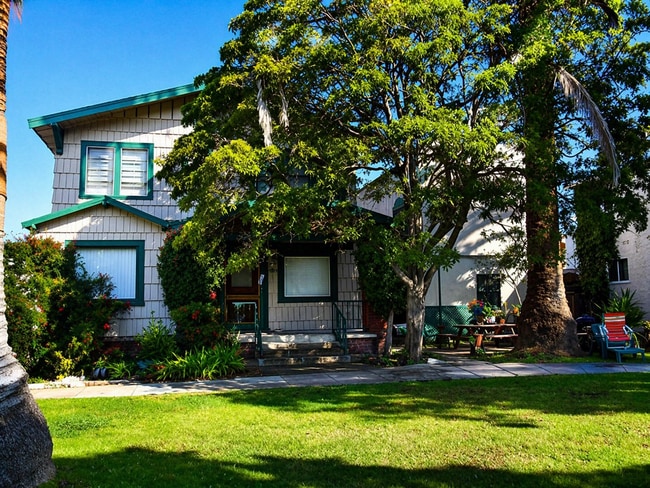 Interior Photo - 11923-27 Venice Blvd