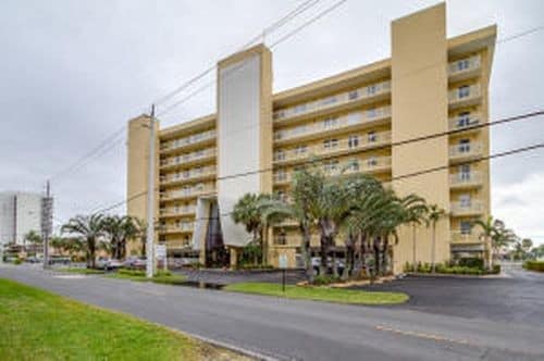 Building Photo - 615 N Riverside Dr