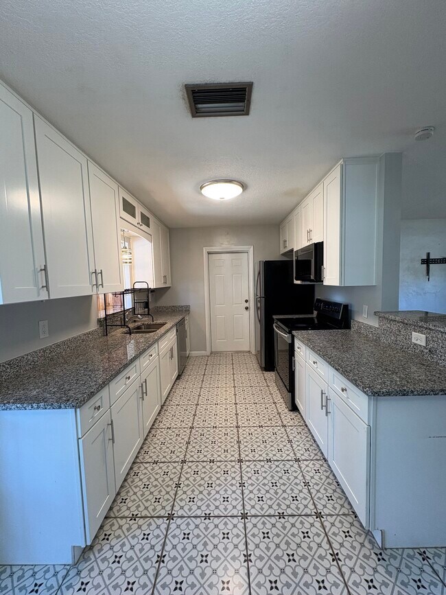 Building Photo - 611 E Edgewood Dr