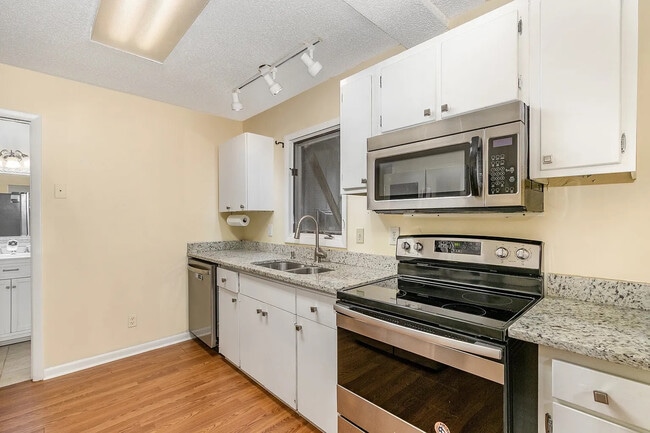 Building Photo - Room in Duplex on Spring St