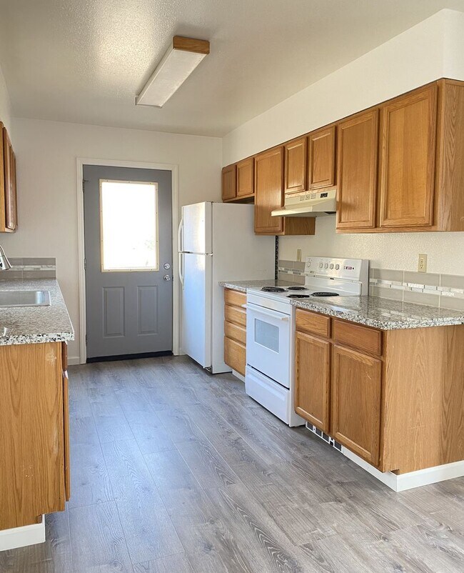 Foto del edificio - Spacious Well Maintained 3 Bedroom - 1 Bat...