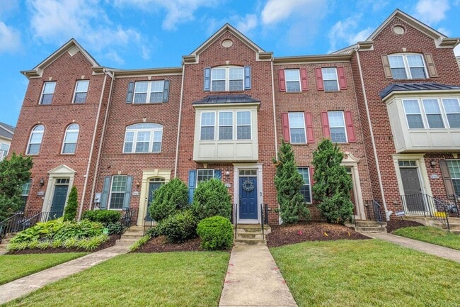 Building Photo - Stylish & Eco Friendly Townhome in Prime D...