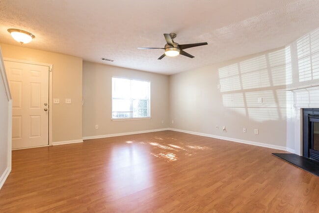 Building Photo - 126 Springbottom Dr SE