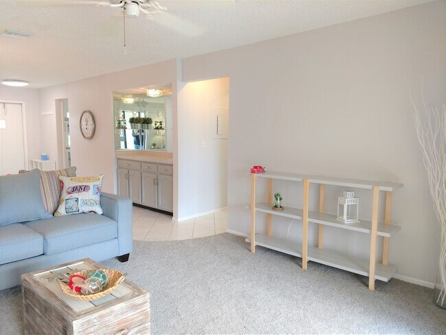 Building Photo - Seasonal Short-Term 2-Bedroom 2-Bath Condo...