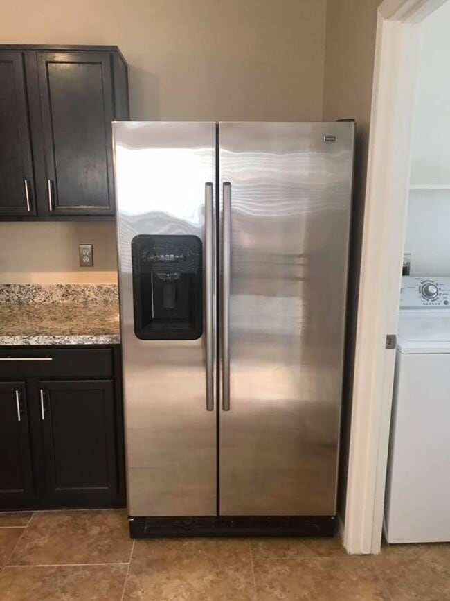 Building Photo - 3-bedroom, 2-bath on oversized lot