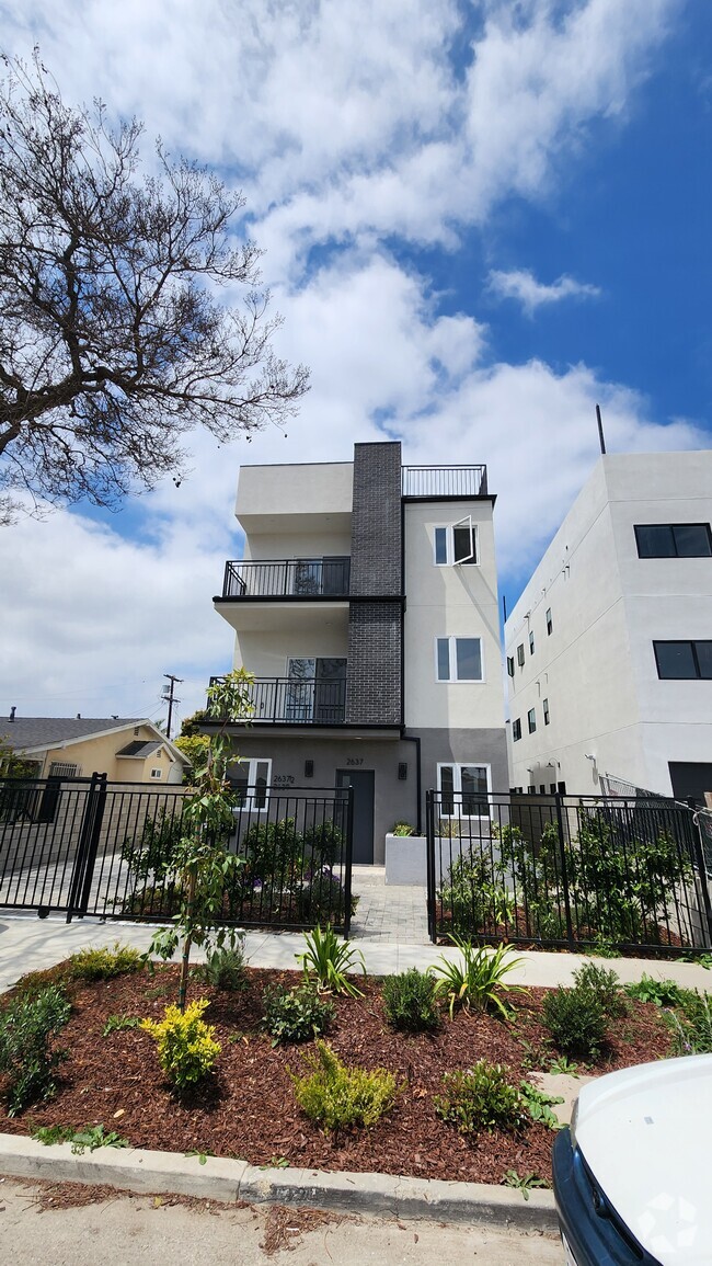 Building Photo - 2637 S Cochran Ave