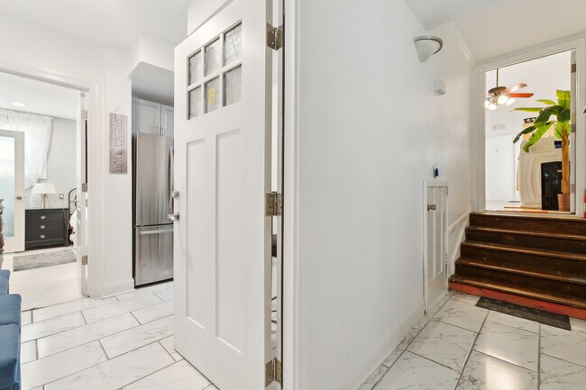 Foto del edificio - FULLY FURNISHED & UTILITIES INCLUDED!