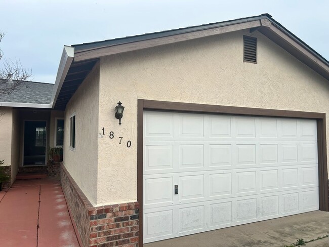 Building Photo - 4 Bedroom 2 bath in Oakdale Ca