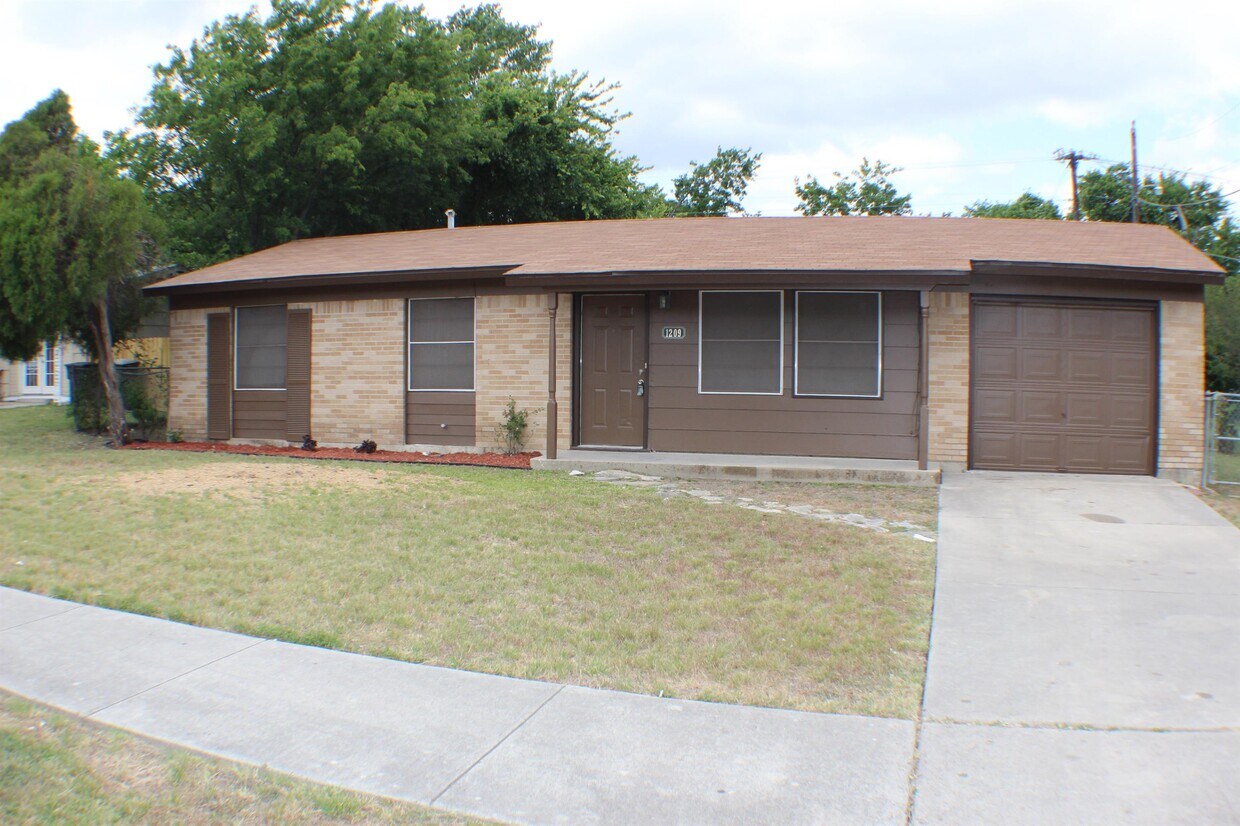 Foto principal - 1209 Santa Rosa Dr