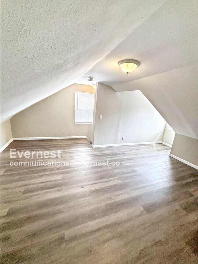 Foto del edificio - 3 Bed, 1 Bath Home with Modern Amenities /...