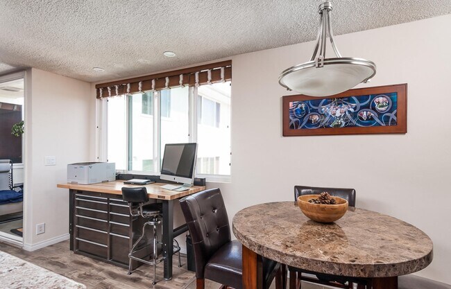 Foto del edificio - 1907 Robinson Ave