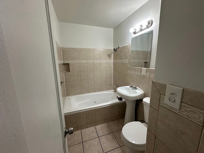 Foto del edificio - Spacious 4 Bedroom Home | 2 Living Rooms | Large Fenced Yard | 1,700+ Sq Ft