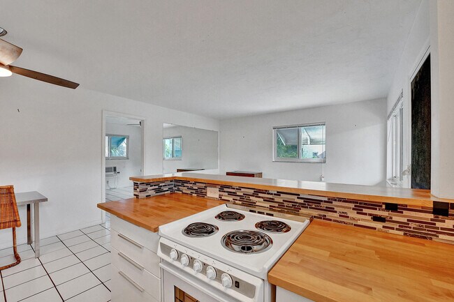 Building Photo - 122 S Lakeside Dr