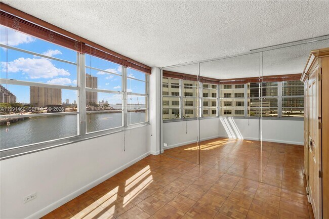 Building Photo - 905 Brickell Bay Dr