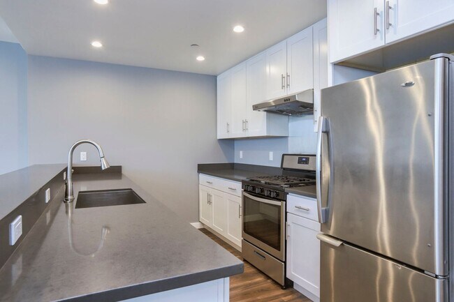 Foto del edificio - Updated 2 Bed/ 2 Bath third floor modern a...