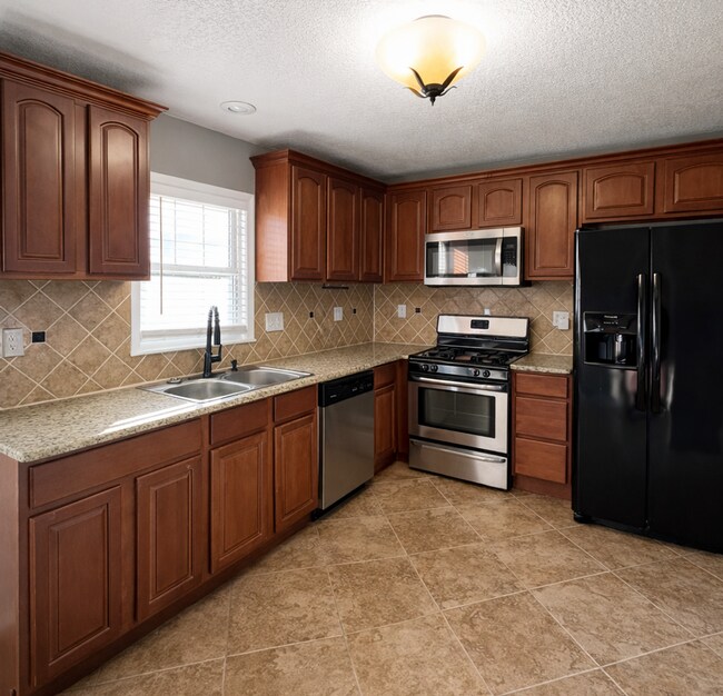 Foto del edificio - SEE IT NOW: Charming Home with Spacious Living, Modern Kitchen & Private Driveway in Overland Park!