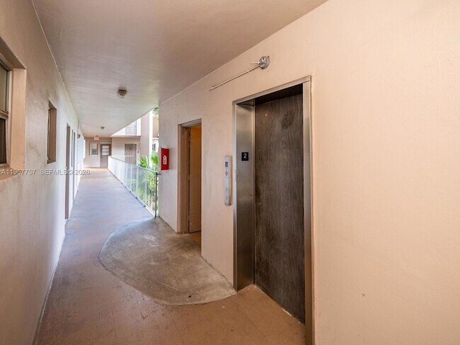 Foto del edificio - 8161 SW 24th Ct