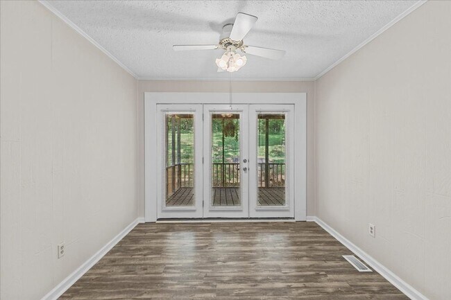 Foto del edificio - 4 bedroom, 2 bath home with den and garage...