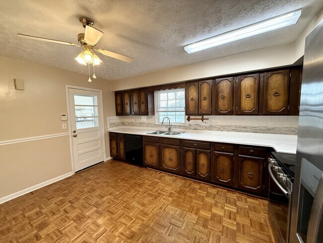 Building Photo - 303 Robin Dr