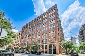Building Photo - 913 W Van Buren St