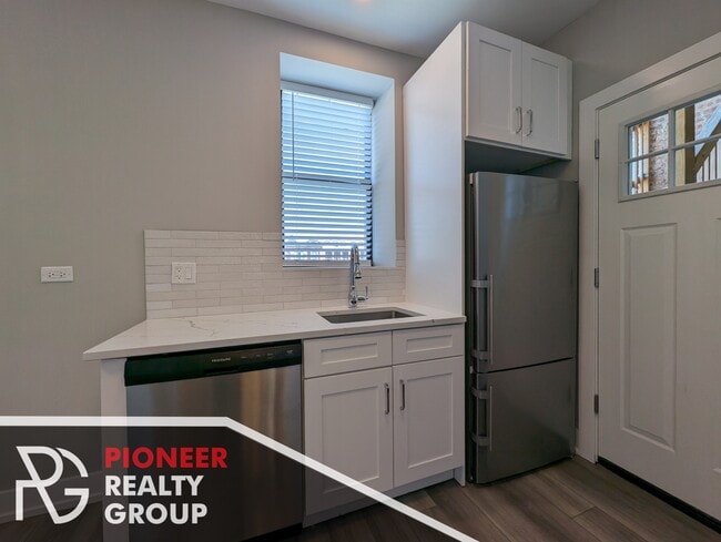 Building Photo - 3935 N Janssen Ave