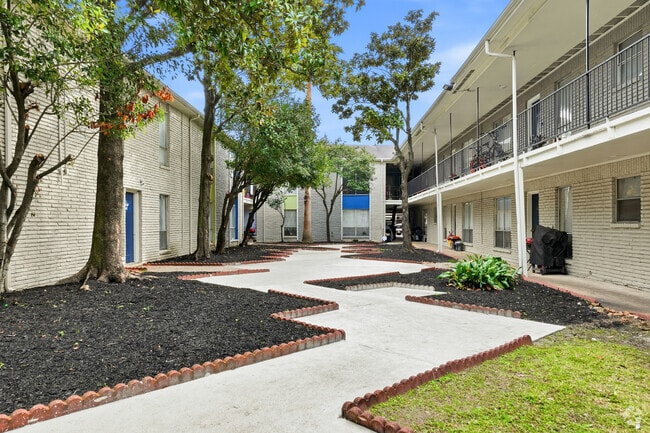 Courtyard - Parkgreen on Gessner