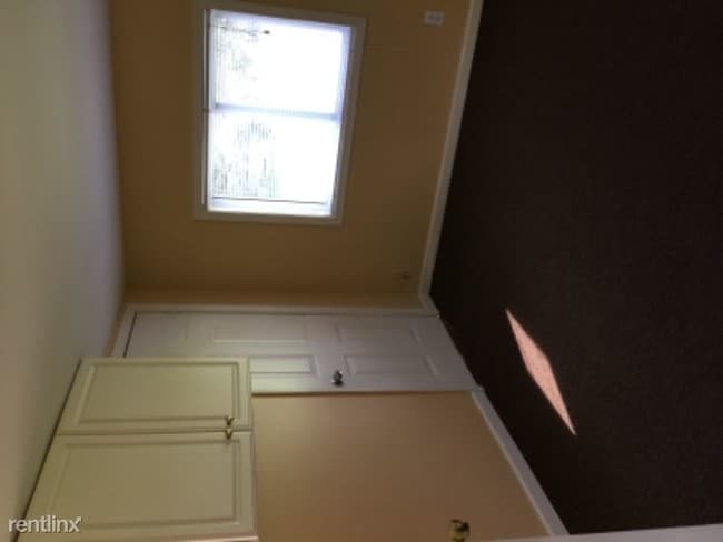 Building Photo - 689 Pennell Rd