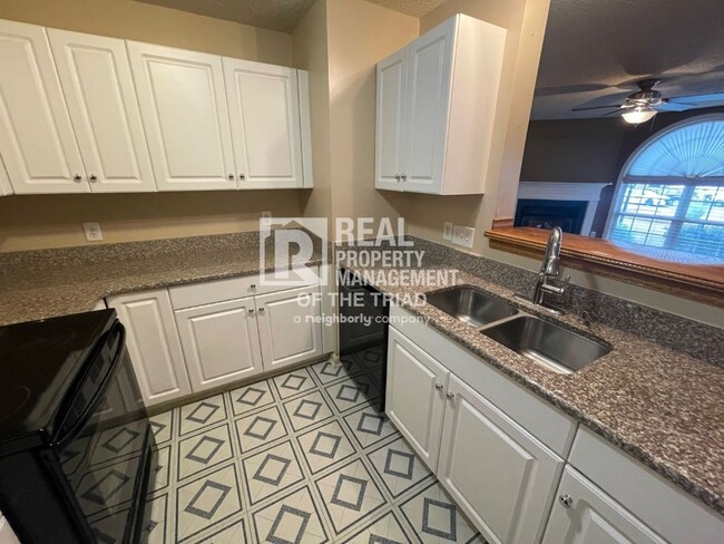 Building Photo - 2 Bedroom, 2 Bath Condo in Greensboro