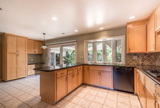 Foto del edificio - Beautiful Los Altos Home with Spacious Bac...