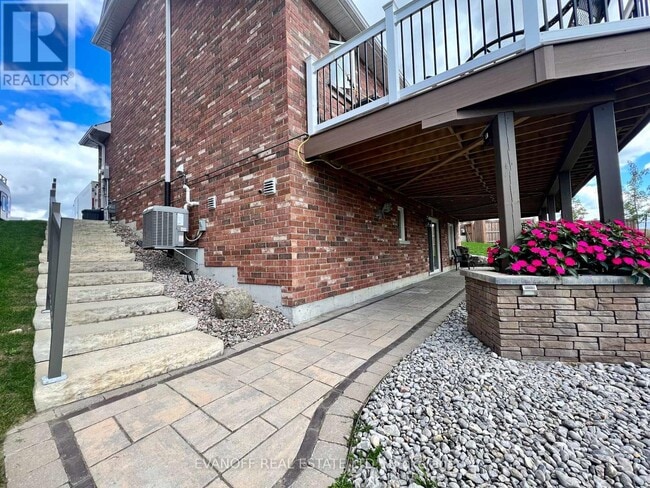 Building Photo - 9 Moynes Ct