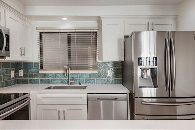 Building Photo - Modern Condo with over 1300 Square Feet wi...