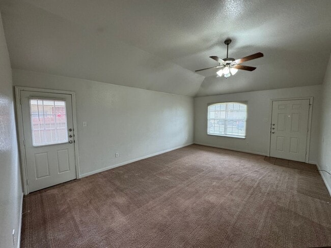 Building Photo - 1204 Cinch Dr