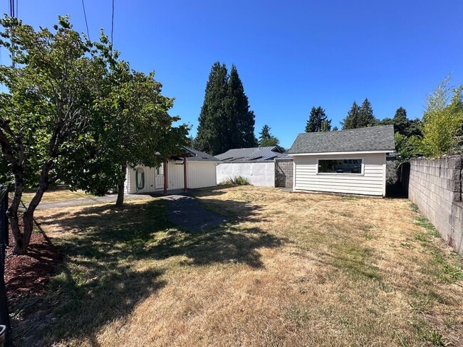 Building Photo - Great Gresham home on corner lot, fully fe...