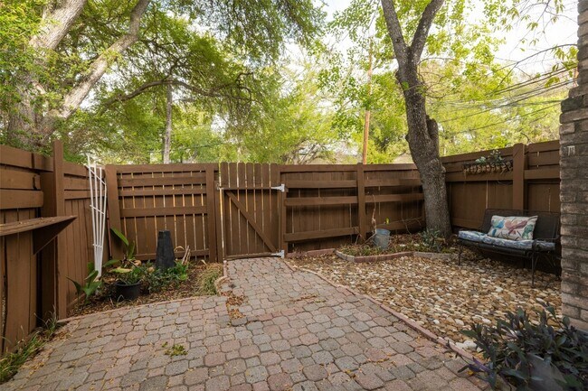 Foto del edificio - 6403 Chimney Creek Cir